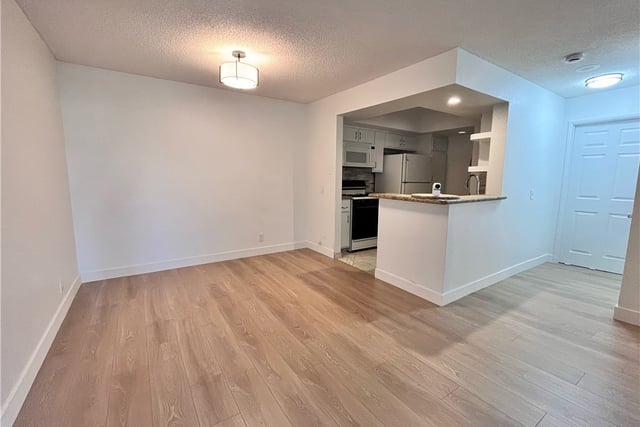 460 Oak Street 203, Glendale, CA 91204 — photo 4 of 38