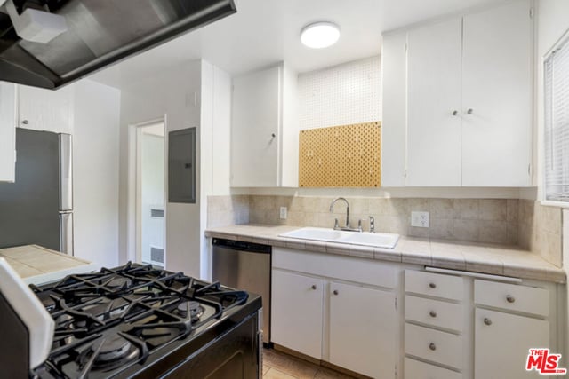 5165 Village, Los Angeles, CA 90016 — photo 8 of 16