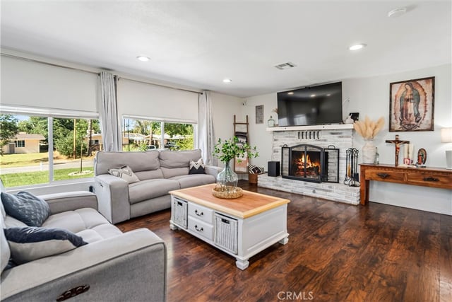 1050 W Avenue J6, Lancaster, CA 93534 — photo 4 of 33