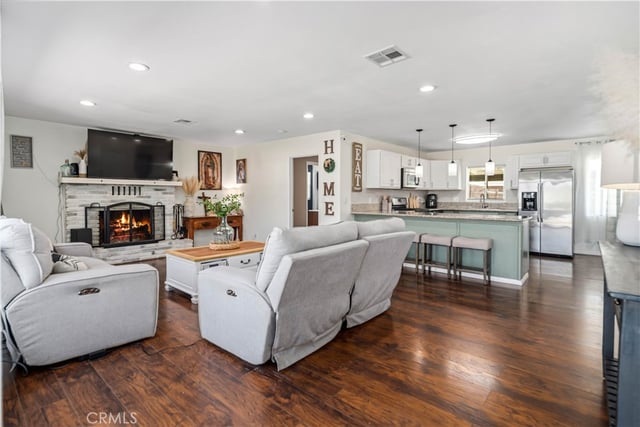 1050 W Avenue J6, Lancaster, CA 93534 — photo 5 of 33