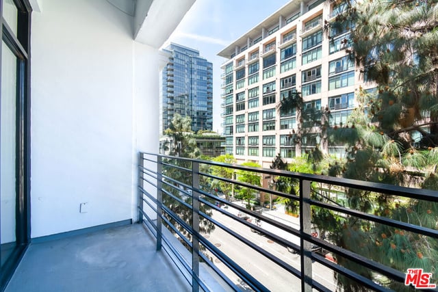 330 W 11th Street 406, Los Angeles, CA 90015 — photo 4 of 49