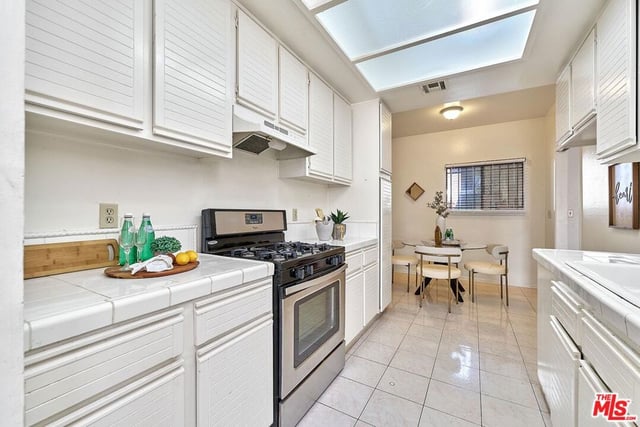 431 S Kingsley Drive 205, Los Angeles, CA 90020 — photo 15 of 42