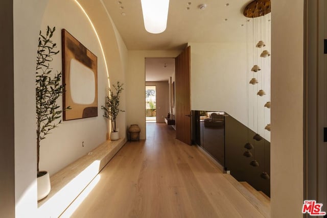 800 N La Jolla Avenue, Los Angeles, CA 90046 — photo 15 of 34