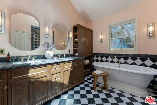 224 N Bowling Green Way, Los Angeles, CA 90049 — photo 41 of 73