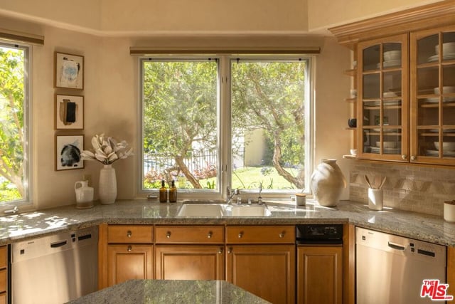 13731 Romany Drive, Pacific Palisades, CA 90272 — photo 17 of 46
