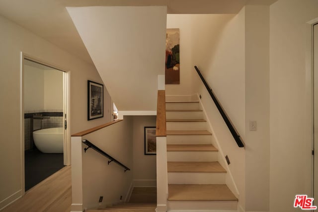 2027 Oakwood Avenue, Los Angeles, CA 90291 — photo 13 of 31
