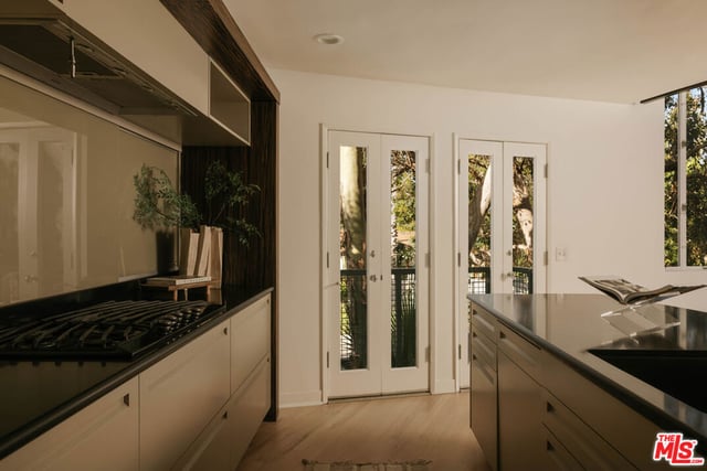 2027 Oakwood Avenue, Los Angeles, CA 90291 — photo 9 of 31