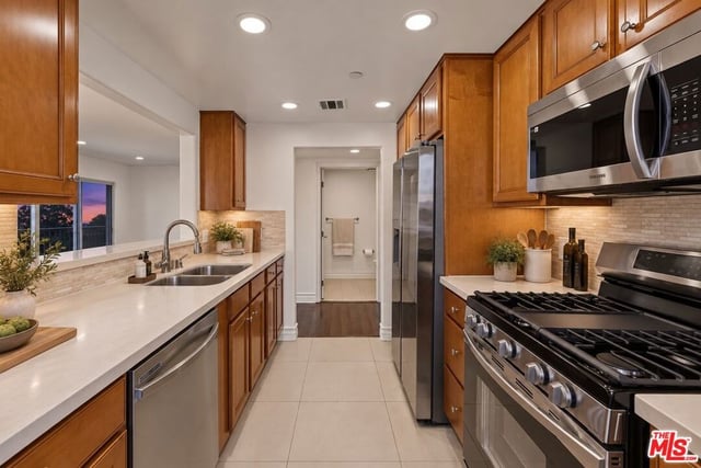 936 N Hudson Avenue 302, Los Angeles, CA 90038 — photo 3 of 17