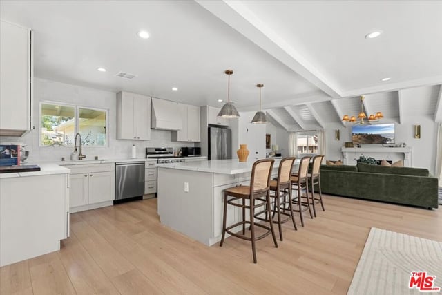 6460 Penfield Avenue, Los Angeles, CA 91367 — photo 3 of 20