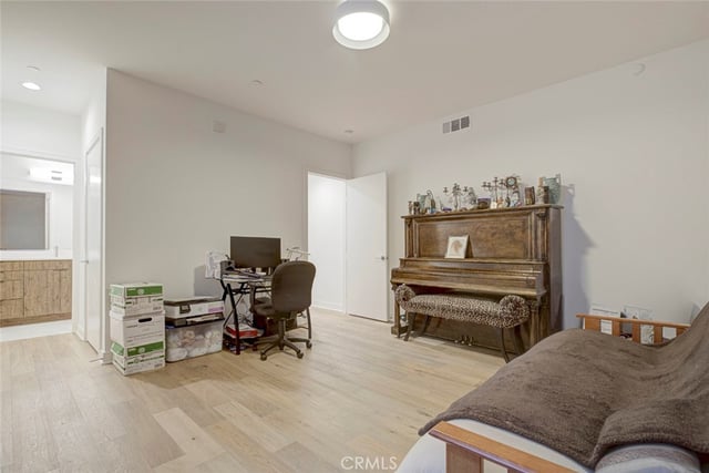 1049 N Joels Place, Los Angeles, CA 90012 — photo 8 of 56
