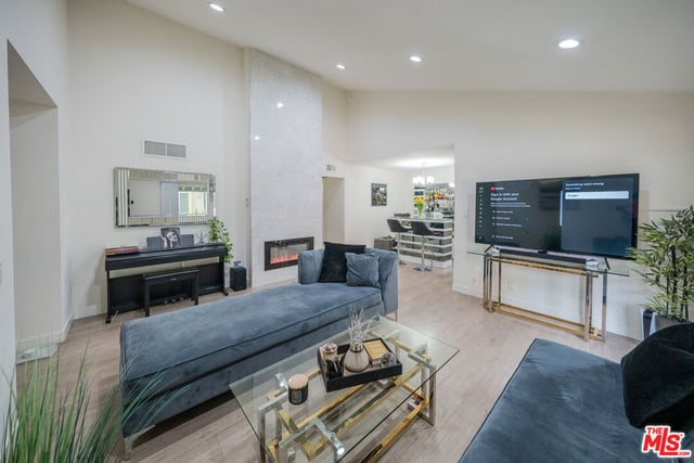 15425 Sherman Way 241, Los Angeles, CA 91406 — photo 4 of 24