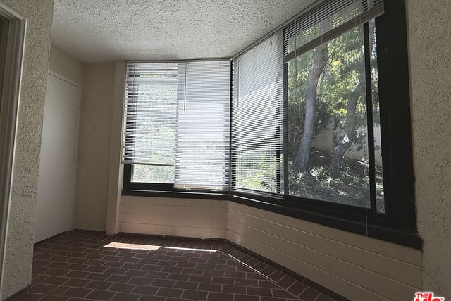 4752 Park Encino Lane 212, Encino, CA 91436 — photo 16 of 30