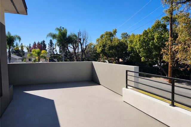 438 N Oak, Pasadena, CA 91107 — photo 2 of 2