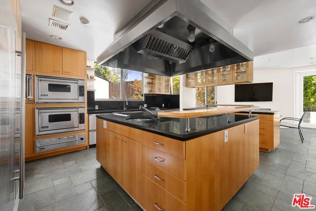 940 Linda Flora Drive, Los Angeles, CA 90049 — photo 4 of 23