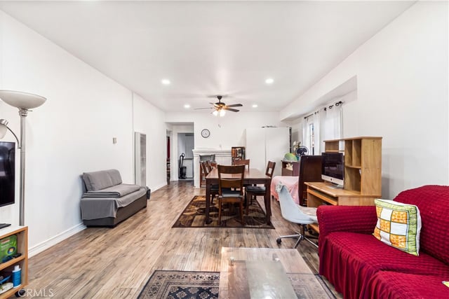 433 W 55th, Los Angeles, CA 90037 — photo 4 of 38