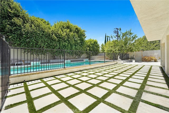 22450 Collins, Woodland Hills, CA 91367 — photo 34 of 39