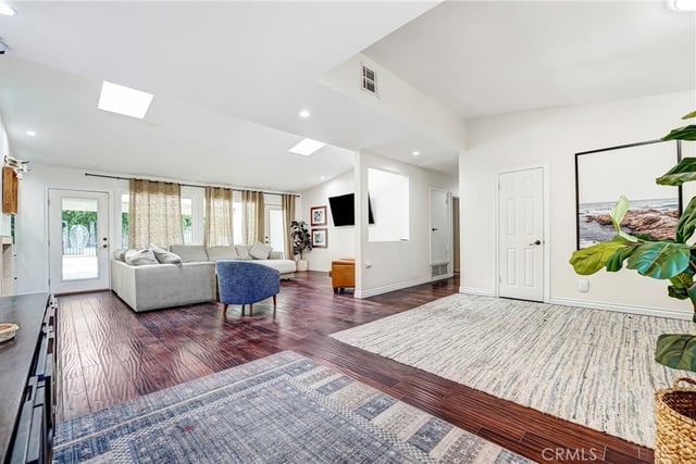 22450 Collins, Woodland Hills, CA 91367 — photo 7 of 39