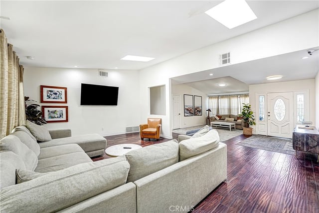 22450 Collins, Woodland Hills, CA 91367 — photo 8 of 39