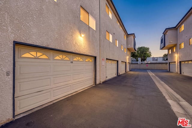 18550 Hatteras Street 100, Tarzana, CA 91356 — photo 16 of 49