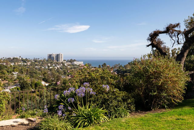528 Chautauqua Boulevard, Los Angeles, CA 90272 — photo 4 of 17