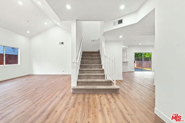 9400 Aqueduct Avenue, Los Angeles, CA 91343 — photo 3 of 31