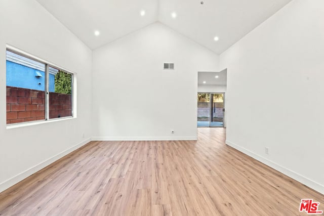 9400 Aqueduct Avenue, Los Angeles, CA 91343 — photo 4 of 31