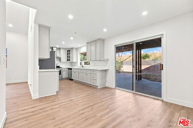9400 Aqueduct Avenue, Los Angeles, CA 91343 — photo 9 of 31