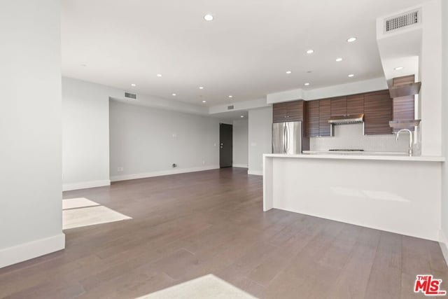 935 N Hudson Avenue 401, Los Angeles, CA 90038 — photo 11 of 29