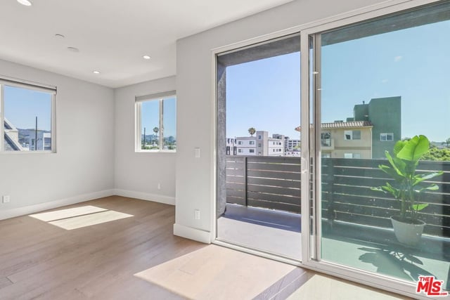 935 N Hudson Avenue 401, Los Angeles, CA 90038 — photo 8 of 29
