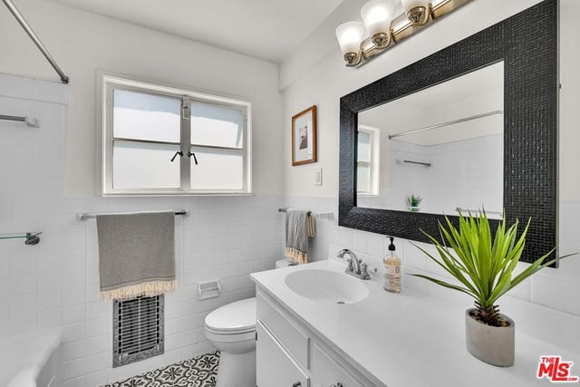 5226 Village Green, Los Angeles, CA 90016 — photo 14 of 38