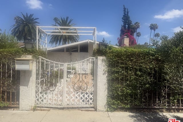 19821 Victory Boulevard, Los Angeles, CA 91367 — photo 2 of 9