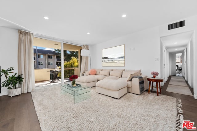 11970 Montana Avenue 207, Los Angeles, CA 90049 — photo 3 of 23