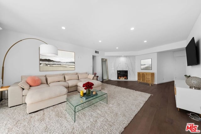 11970 Montana Avenue 207, Los Angeles, CA 90049 — photo 4 of 23