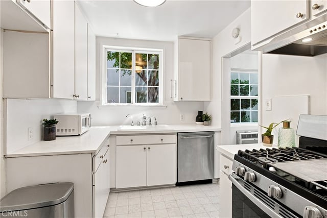 15034 Dickens Street 4, Sherman Oaks, CA 91403 — photo 11 of 35