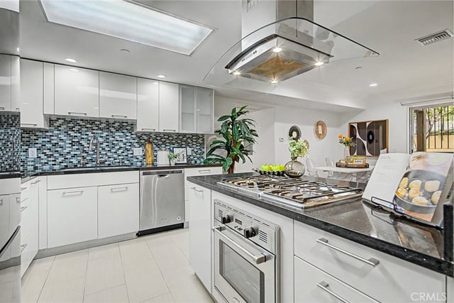 970 S St. Andrews Place 103, Los Angeles, CA 90019 — photo 13 of 37