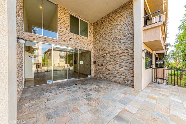 970 S St. Andrews Place 103, Los Angeles, CA 90019 — photo 5 of 37