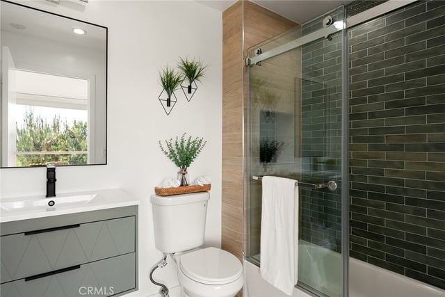 5675 Spreading Oak Dr, Los Angeles, CA 90068 — photo 10 of 36