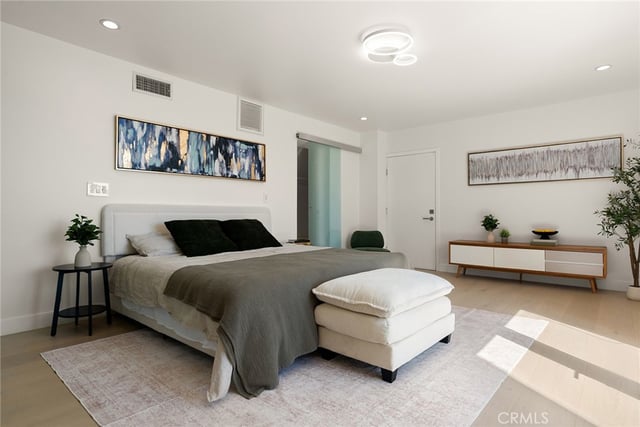 5675 Spreading Oak Dr, Los Angeles, CA 90068 — photo 12 of 36