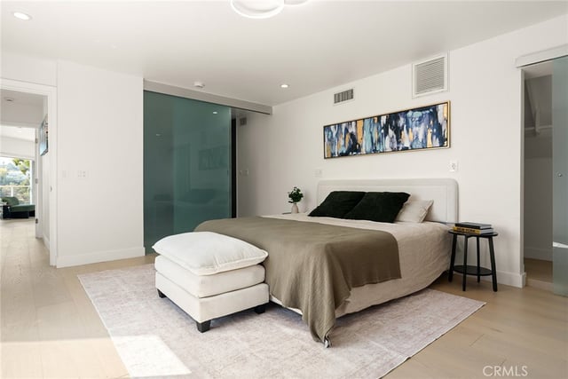 5675 Spreading Oak Dr, Los Angeles, CA 90068 — photo 13 of 36