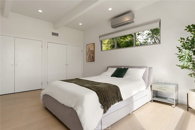 5675 Spreading Oak Dr, Los Angeles, CA 90068 — photo 8 of 36