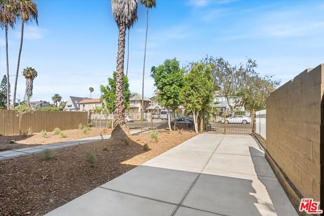 1651 S Wilton Place, Los Angeles, CA 90019 — photo 38 of 42
