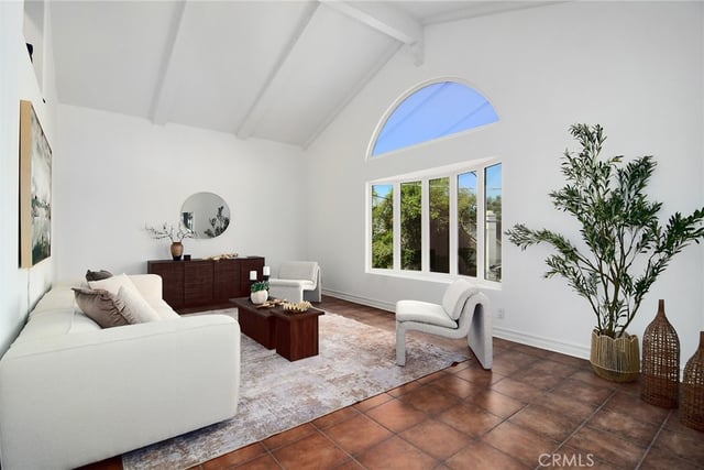 5348 Calatrana Drive, Woodland Hills, CA 91364 — photo 4 of 44