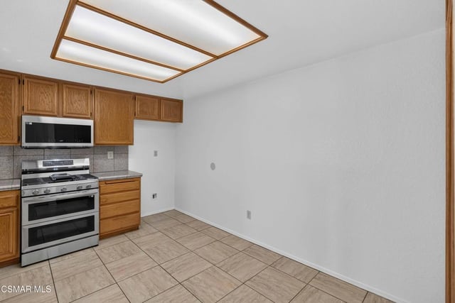 704 Wind Willow Way, Simi Valley, CA 93065 — photo 19 of 58