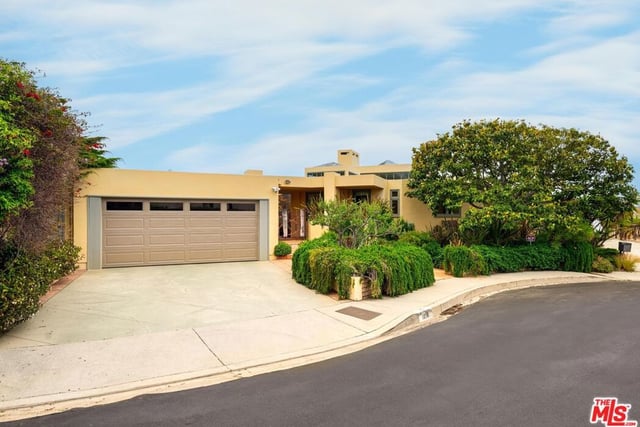1058 Vista Grande Drive, Pacific Palisades, CA 90272 — photo 15 of 60