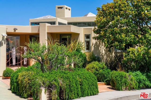 1058 Vista Grande Drive, Pacific Palisades, CA 90272 — photo 16 of 60