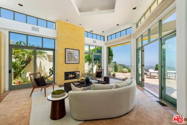 1058 Vista Grande Drive, Pacific Palisades, CA 90272 — photo 23 of 60