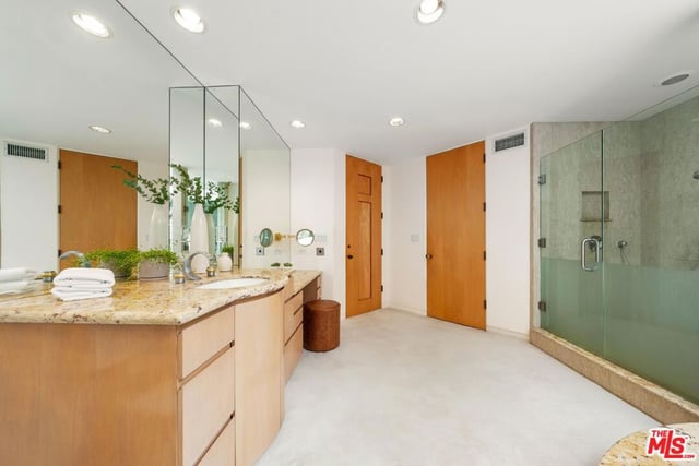 1058 Vista Grande Drive, Pacific Palisades, CA 90272 — photo 33 of 60