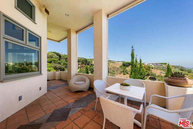 1058 Vista Grande Drive, Pacific Palisades, CA 90272 — photo 35 of 60