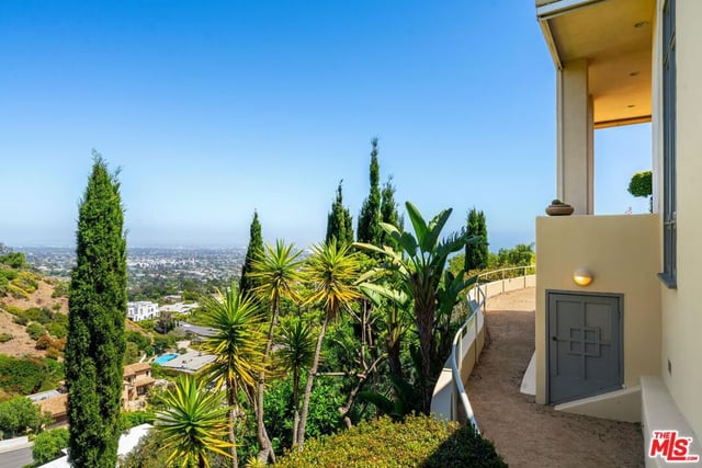 1058 Vista Grande Drive, Pacific Palisades, CA 90272 — photo 36 of 60