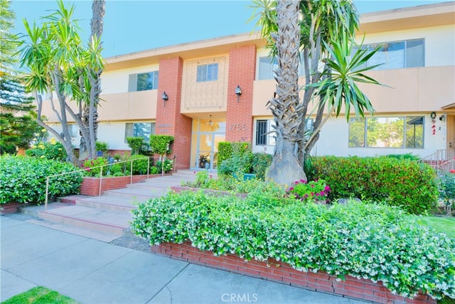 1755 N Berendo 28, Los Angeles, CA 90027 — photo 2 of 23